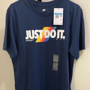 Mens medium Nike T-shirt. Brand New with tags. Never worn!